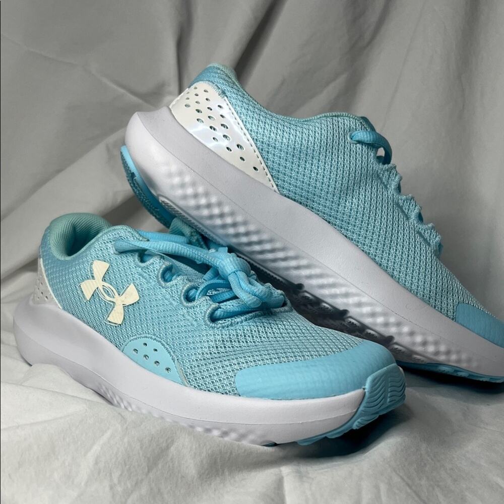 NWOB Under Armour UA Surge 4 Light Blue and White Athletic Shoes Size 4Y